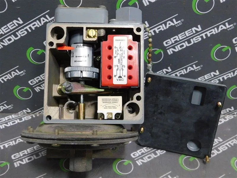 Square D 9016 GAW-21 Vacuum Switch 100 psig 6.9 bar 0-28.7 In-Hg 0-973 mbar Used