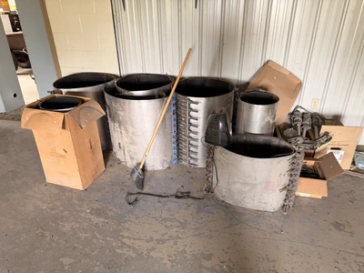 Used LOT INCLUDES GIANT CLAMPS AND MORE. _UNKNOWN_ Clamps Michigan US | Miedema Asset Management Group #1304309