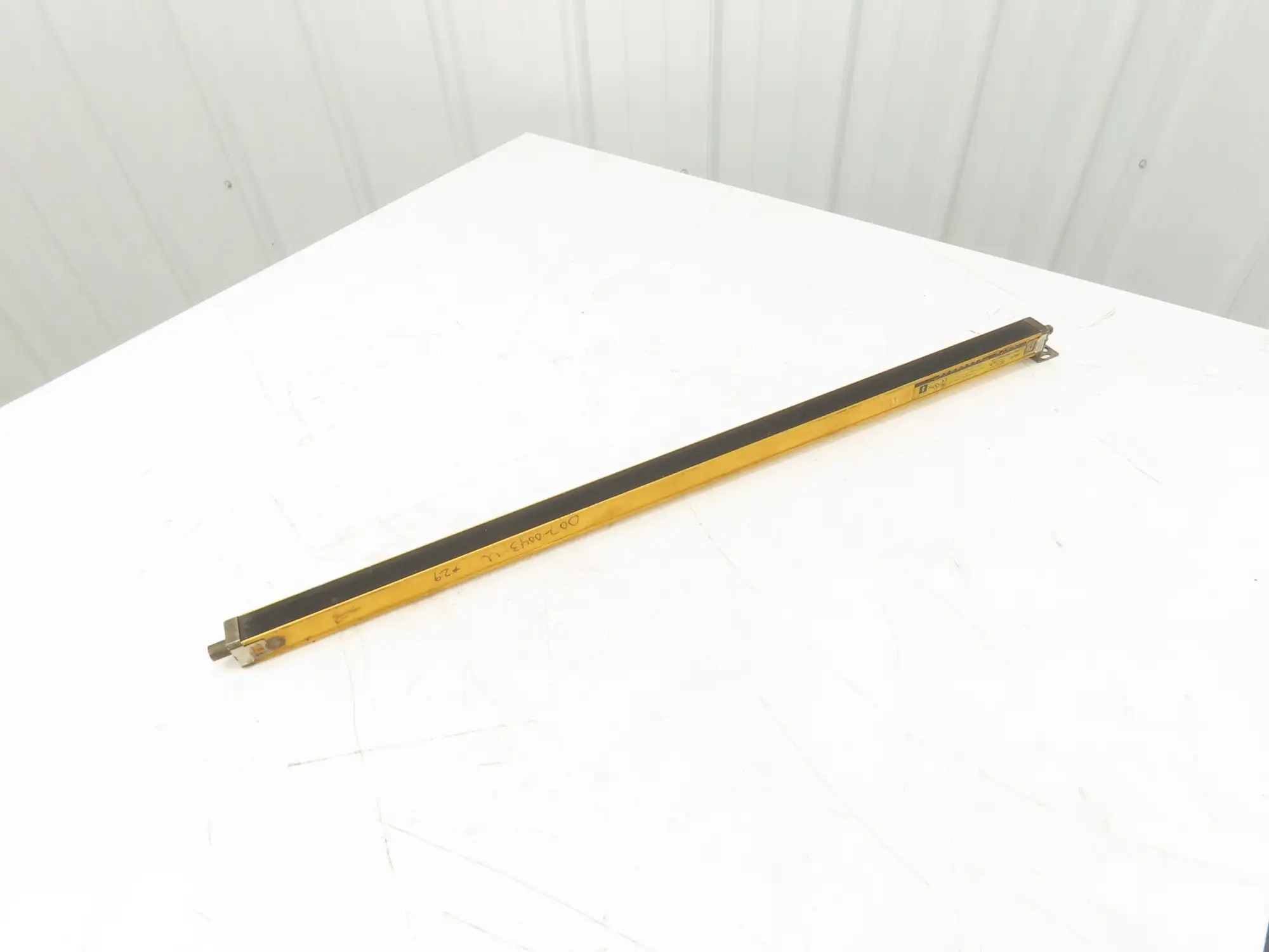 Omron F3SN-A0847P25-L-01 Safety Light Curtain Emitter 847mm Protected Height
