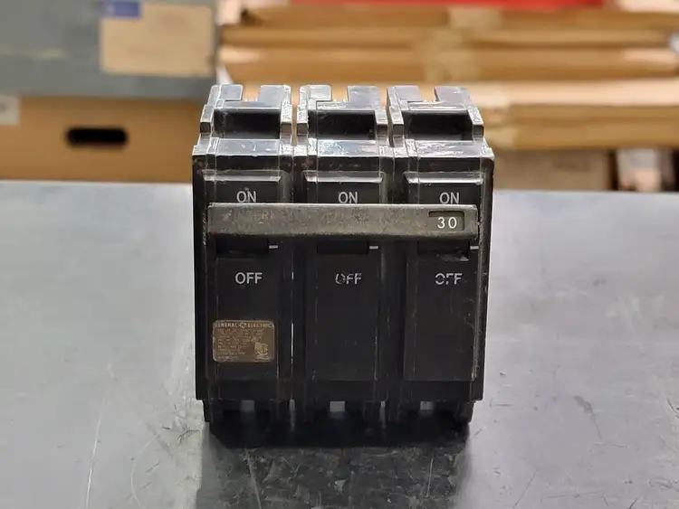 Used GENERAL ELECTRIC THQL330 Switchgears British Columbia CA | Lenmark #241645