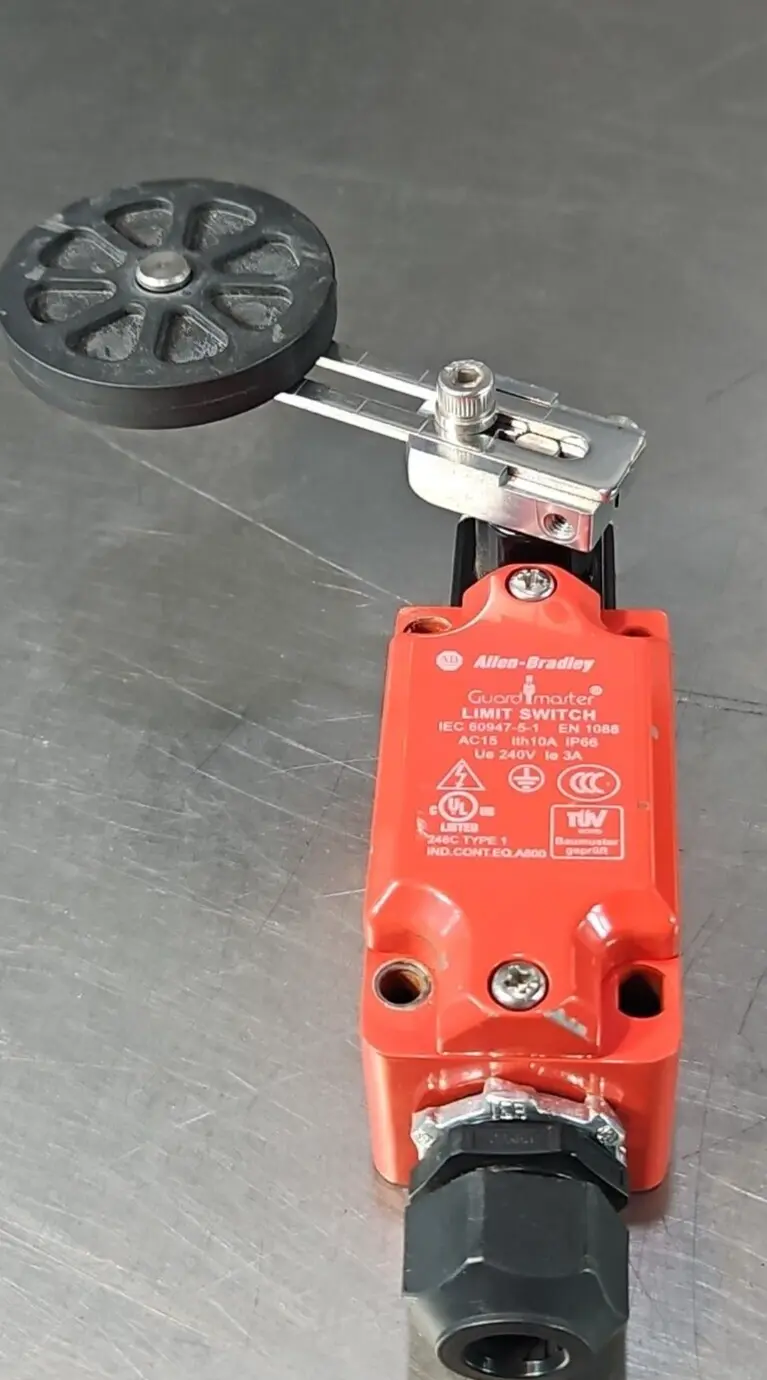 USED Allen-Bradley 440P-MRRB22E /A GuardMaster Limit Switch