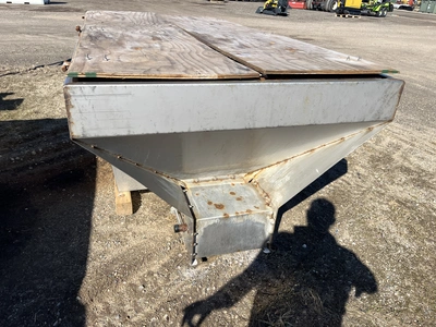 Swenson Stainless Steel Pickup Truck Salter. Motor is good, gearbox is bad. Municipality owned, load...