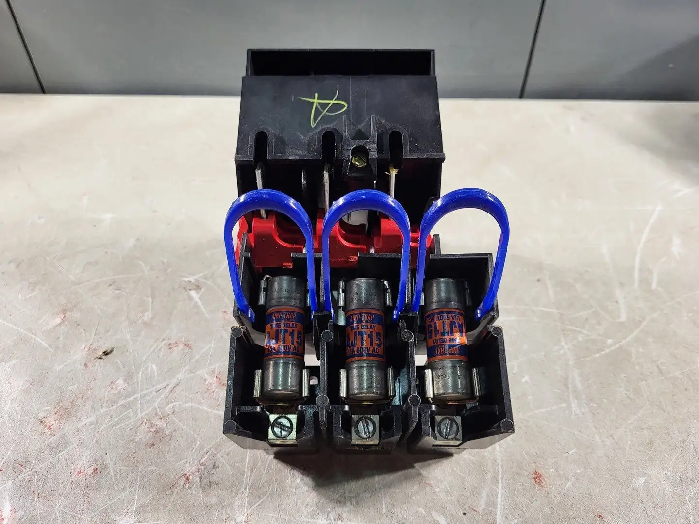 Disconnect Switch w/ 3 Times 15 Amp fuse AJT15