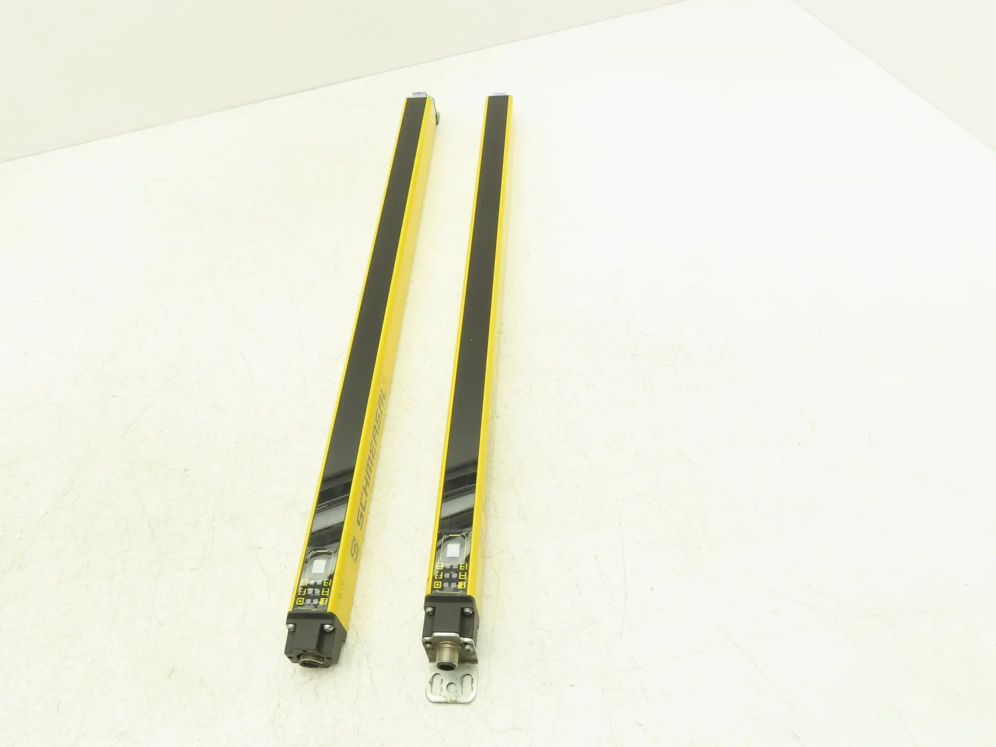 Schmersal SLC440-R-0490-14-01 Safety Light Curtain Receiver -READ_ Lot of 2