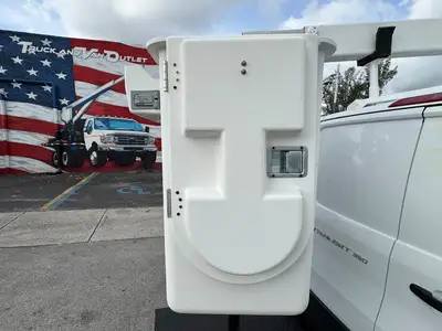 Used 2017 VERSALIFT VANTEL29NE-01 Bucket (boom) trucks Florida US | Truck and Van Outlet #1509195