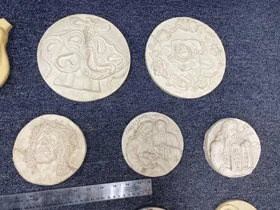 3364-700 DUPLICATING PLATES – 27 COMPOSITE HAND CARVED MEDALLIONS, JEWELRY