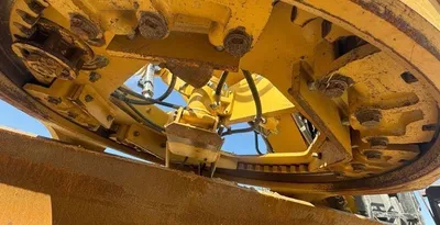 USED 2011 CATERPILLAR 140m2 AWD