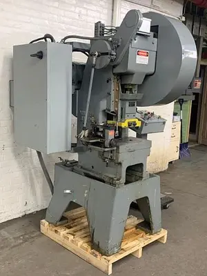 5913-220 Minster Model B1-16, 16 Ton Punch Press, Stamping Press, Air Clutch-Brake / Roll Feed