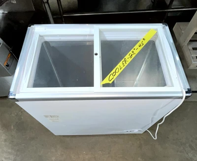 72-0439 MMI XS-160YX Self Contained Chest Cooler