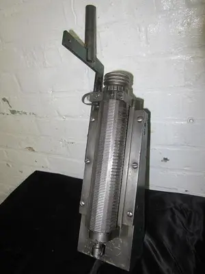 1863-385 RARE ANTIQUE ~ Straight Line Engine Turning Cylindrical Indexing Pattern Bar Holder With 14 Patterns
