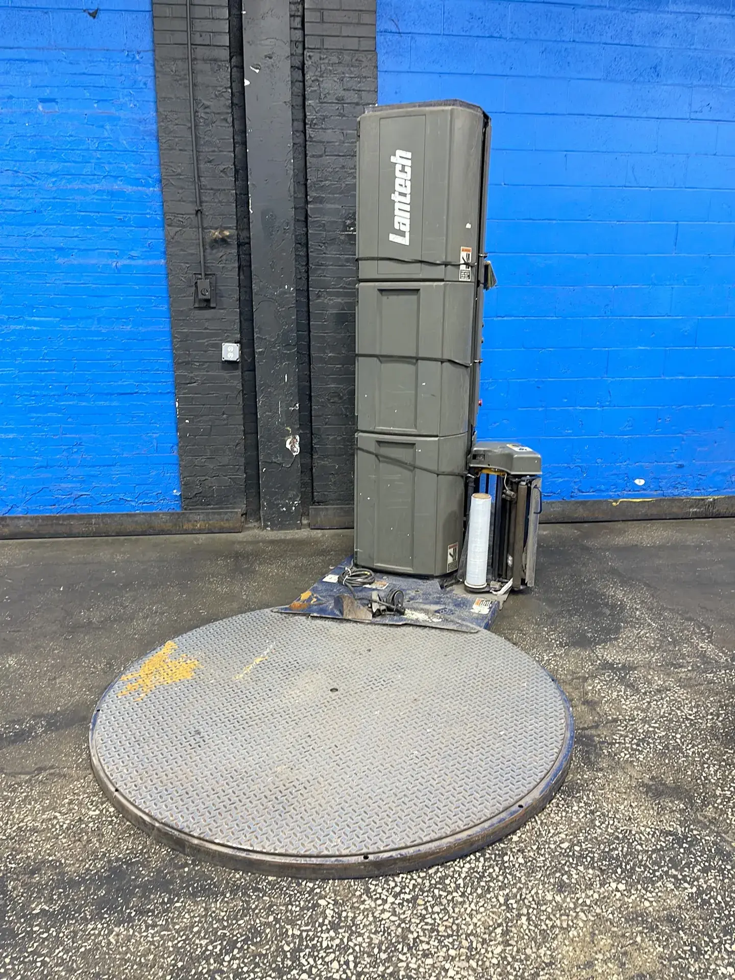 Lantech 65” Diameter Turntable Q-series Semi-automated Stretch Wrapping System