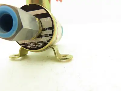 Honeywell Skinner V5L15500CT Solenoid Valve 3-Way NC 120V 100 PSI 1/4" NPT