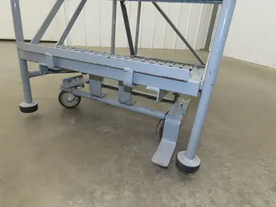Uline H-4928 Rolling Ladder 3 Step 24" Work Platform 30" Top Step 800lbs Cap