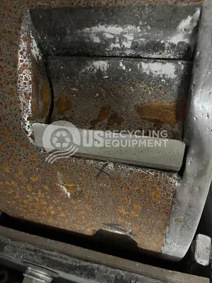 Unknown Manufacturer: Used 100HP Hog Grinder