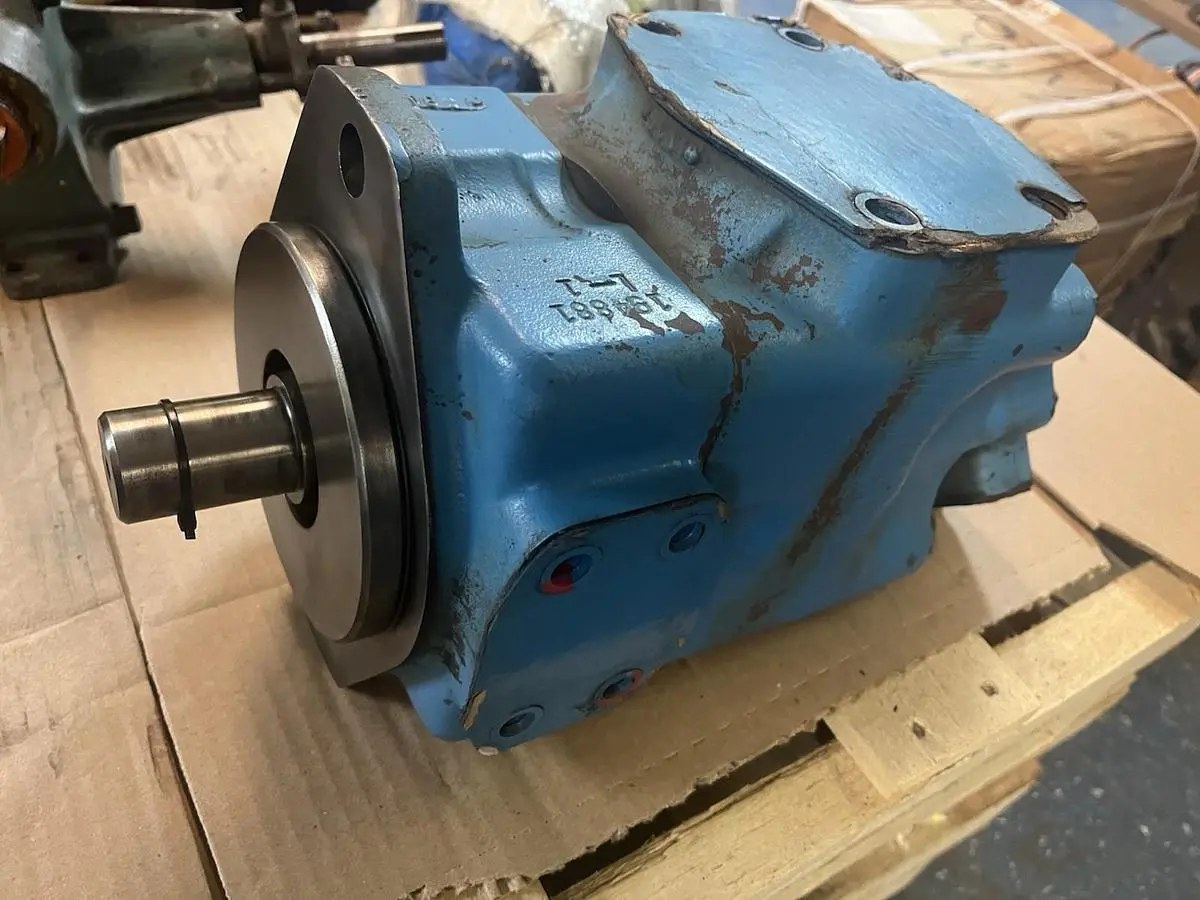 Used VICKERS 4520V-60A14-1BA20-283-B-90/0 Pumps | Surplus Asset Holdings #1206203