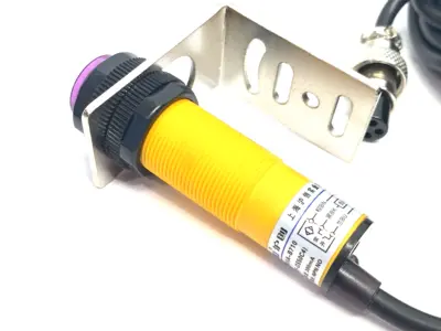 USED HUCHDO DIFFUSE PHOTOELECTRIC SENSOR NPN 7-50CM RANGE E3F-DS50CA