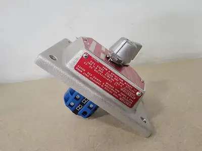 NEW CROUSE-HINDS DSD SR30320 SX178