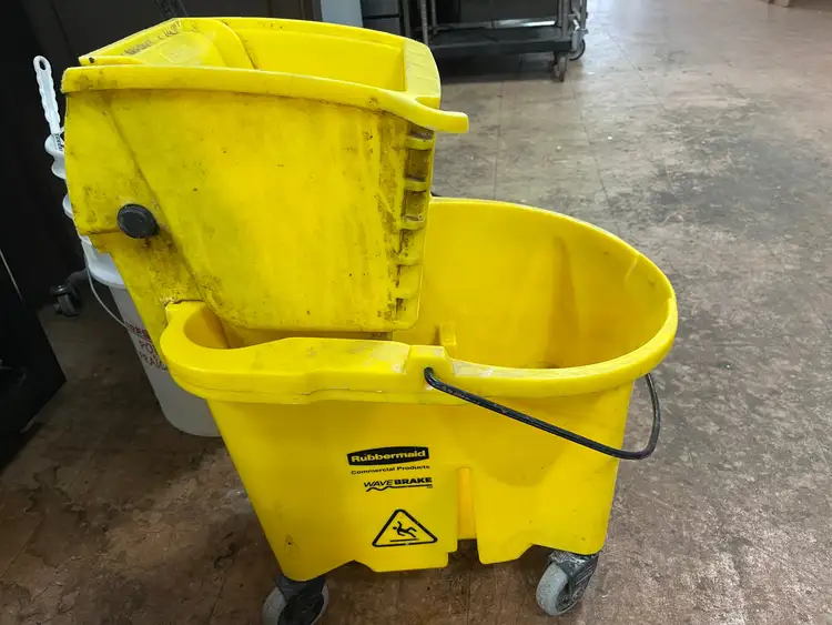 Used Rubbermaid Used Rubbermaid WaveBrake 35 Qt Side-Press Mop Bucket & Wringer Combo on Wheels Janitorial Equipment Illinois US | Falcon Restaurant Supply #1374612