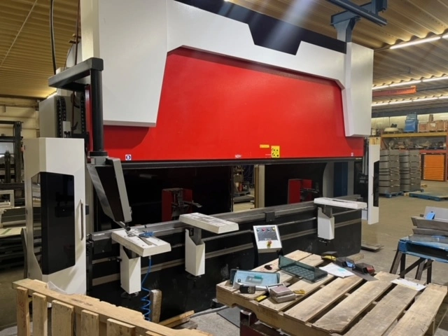 Vartek 330 Ton 9 axis CNC Press Brake