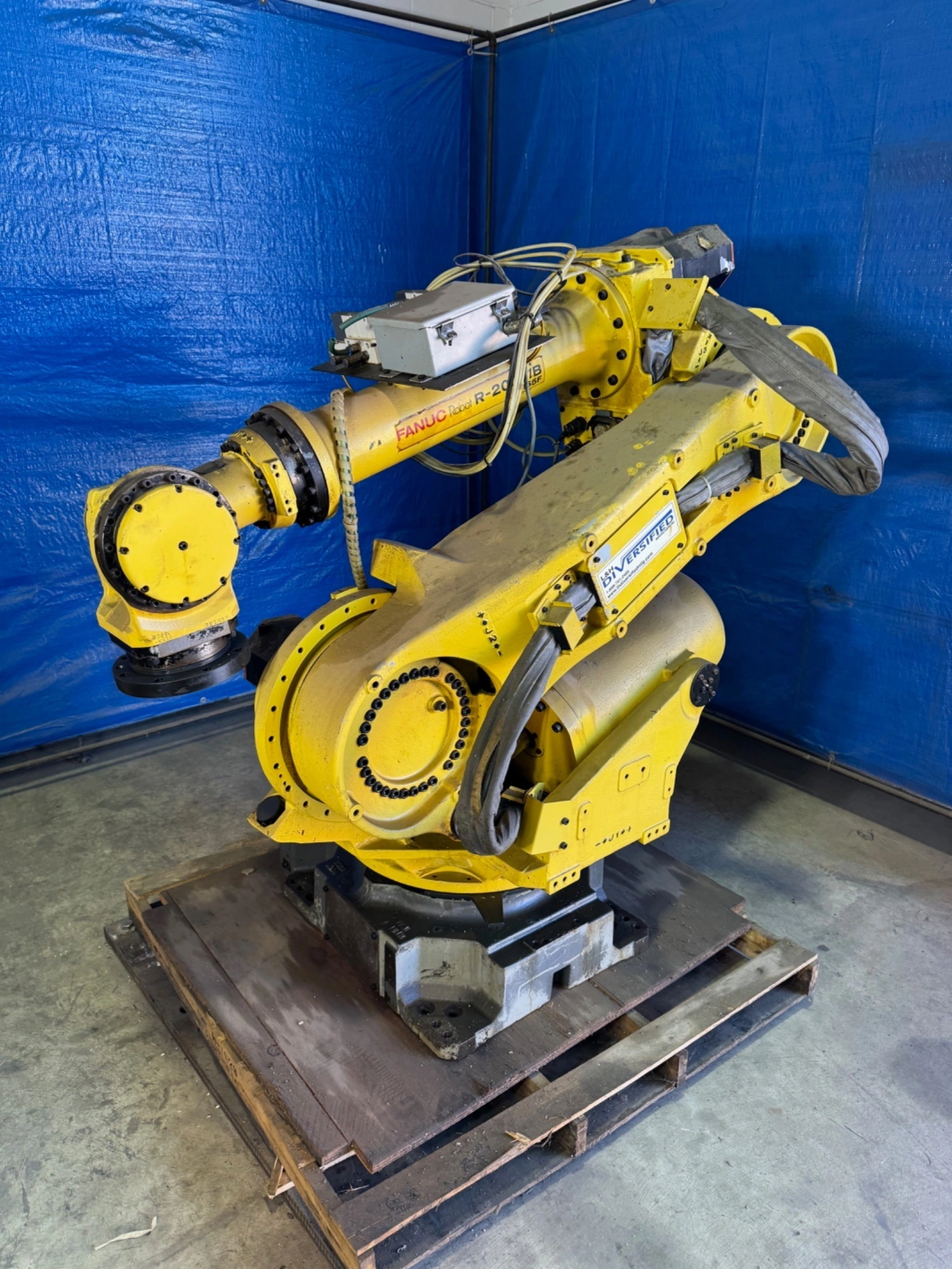 USED FANUC R-2000IB/165F