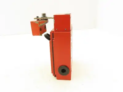 Telemecanique XCS-E7333 Interlock Safety Door Switch 120/240VAC W/Straight Latch