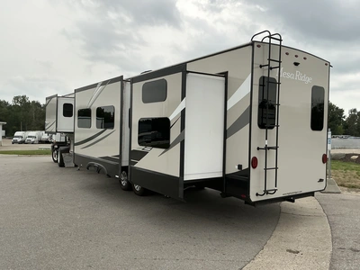 Used 2022 MESA RIDGE 395BHS Campers, Caravans, Motorhomes Michigan US | Miedema Asset Management Group #1372972