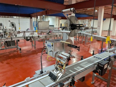 Universal Top and Bottom Label Applicator with Top-and-Bottom Transport Conveyor