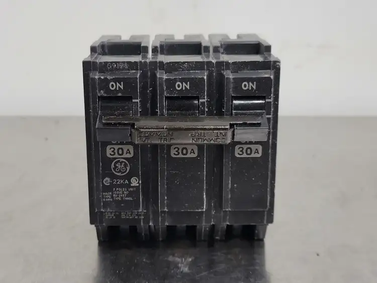 Used GENERAL ELECTRIC THHQL330 Switchgears British Columbia CA | Lenmark #241399