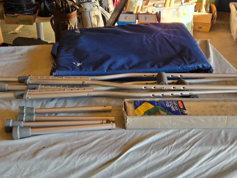 Rubbermaid Saf-T-Grip Shower Mat and Crutches with Blue Cushion