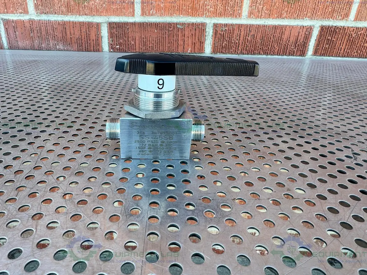 USED SWAGELOK SS-45S8 TWO WAY STAINLESS STEEL BALL VALVE W/ 3/4" OD THREADED FITTING