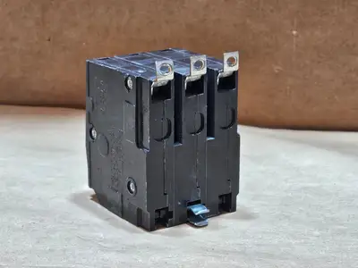 Used SQUARE D QOB320 Switchgears British Columbia CA | Lenmark #1438505