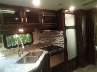 USED 2018 WHITE HAWK 23MRB