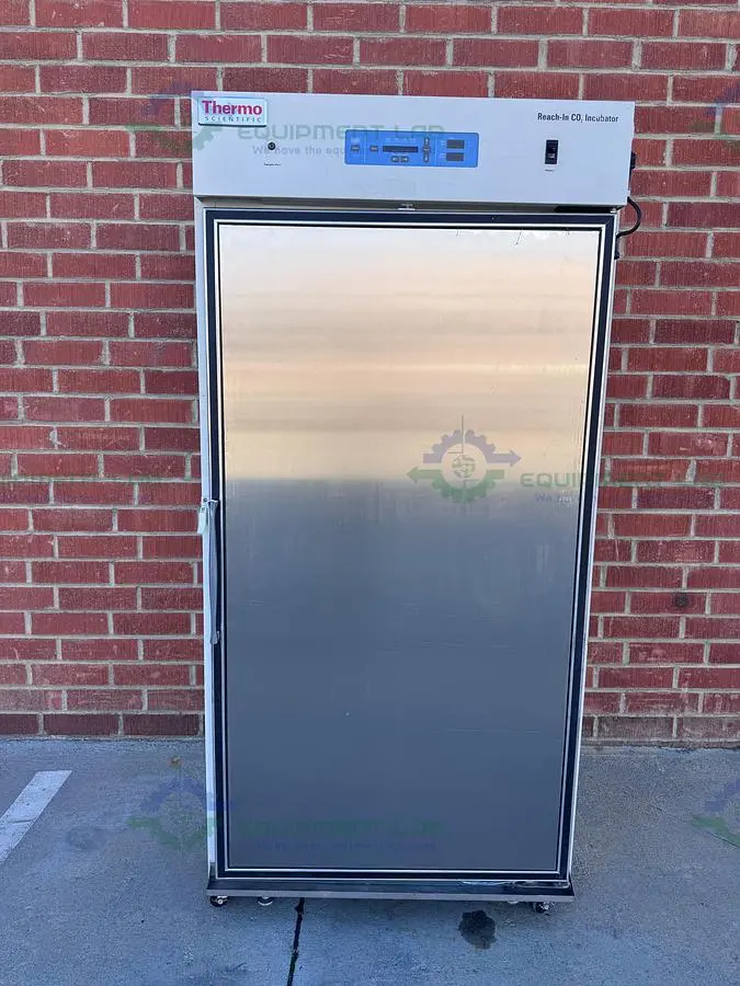 USED THERMO SCIENTIFIC 3950 CO2 INCUBATOR TEMP RANGE  29 CUFT, 60C°, 120V