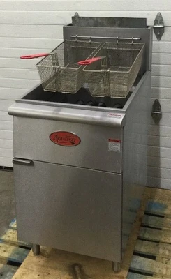167-0093 Avantco FF518 70-100 lbs. Natural Gas Fryer