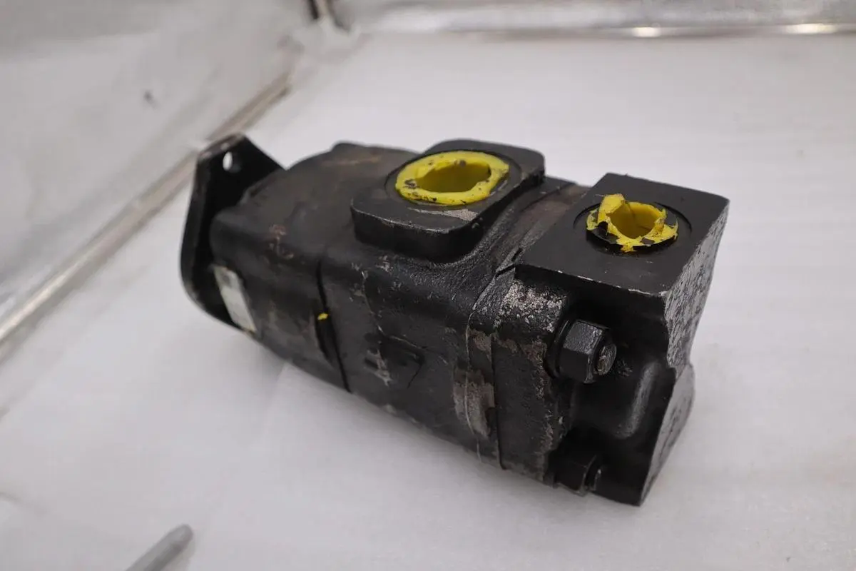 3269121137 Parker Commercial Intertech Gear Pump STOCK H1832