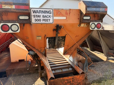 Used STAINLESS STEEL V-BOX SALTER WITH LIVE BOTTOM. _UNKNOWN_ Dry Spreaders Michigan US | Miedema Asset Management Group #1320838