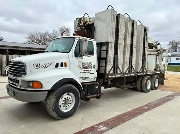 Used 2001 STERLING LT9513 Bucket (boom) trucks Iowa US | Bryan Heavy Equipment #183549