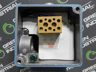 United Electric H105-S137B Pressure Switch 15A 480VAC 0-80"WC 0-20KPA Used