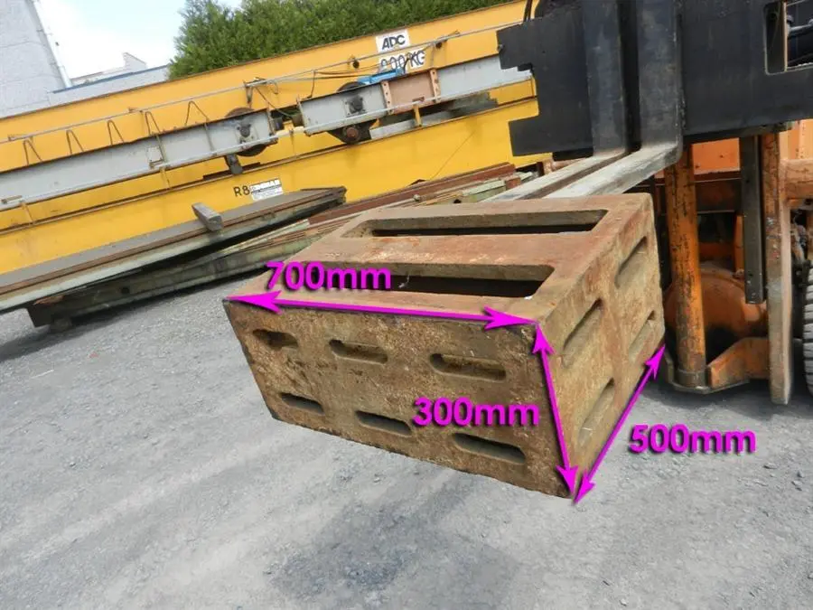 USED CLAMPING TABLE 700 X 300 X 500 MM