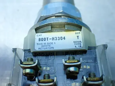 NEW ALLENBRADLEY 800TH3304A