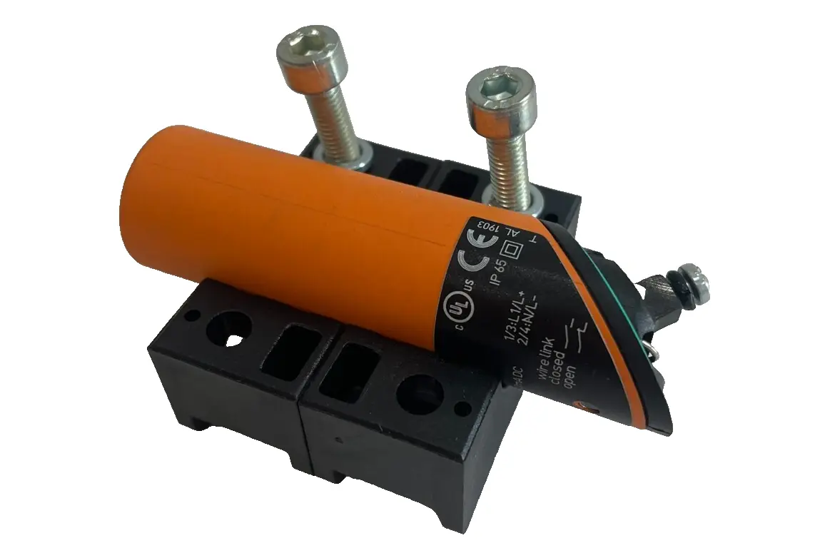 NEW IFM EFECTOR 1A0032 INDUCTIVE SENSOR IAE2010-FBOA-IA0032