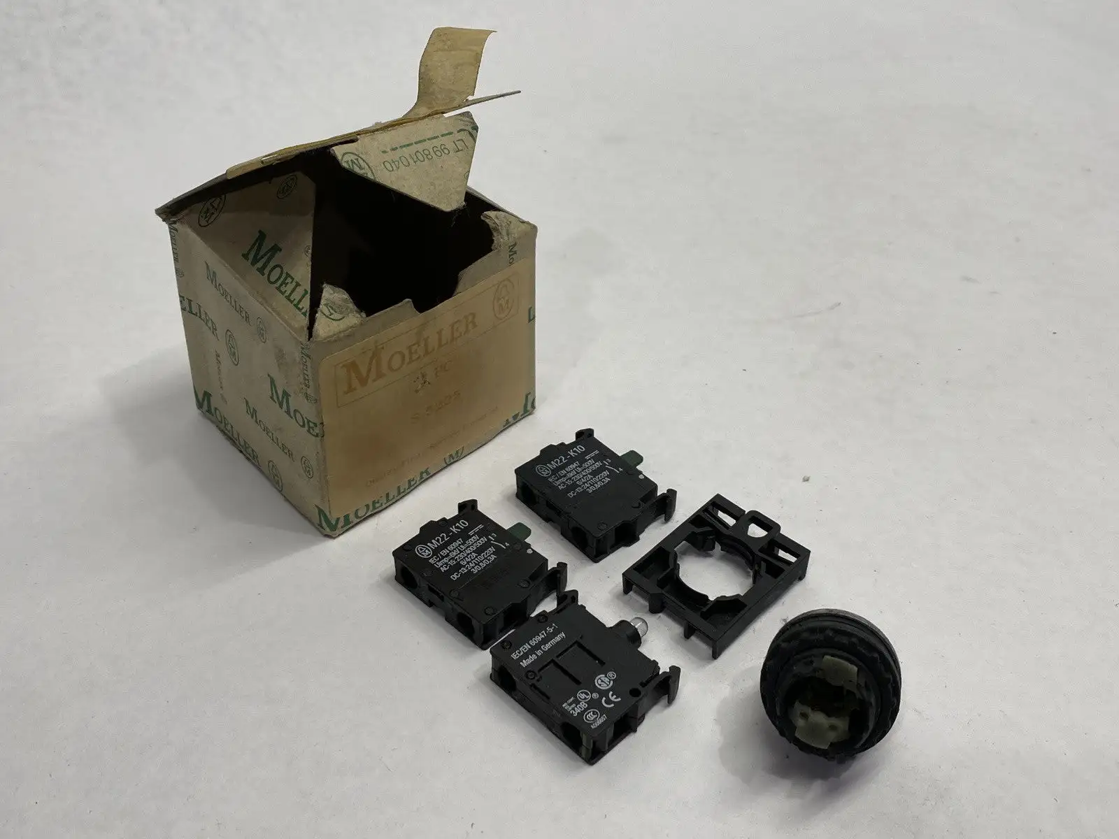 S-5412 | Moeller S-5225 Illuminated 3-Position Selector Switch Assembly Green - New Other
