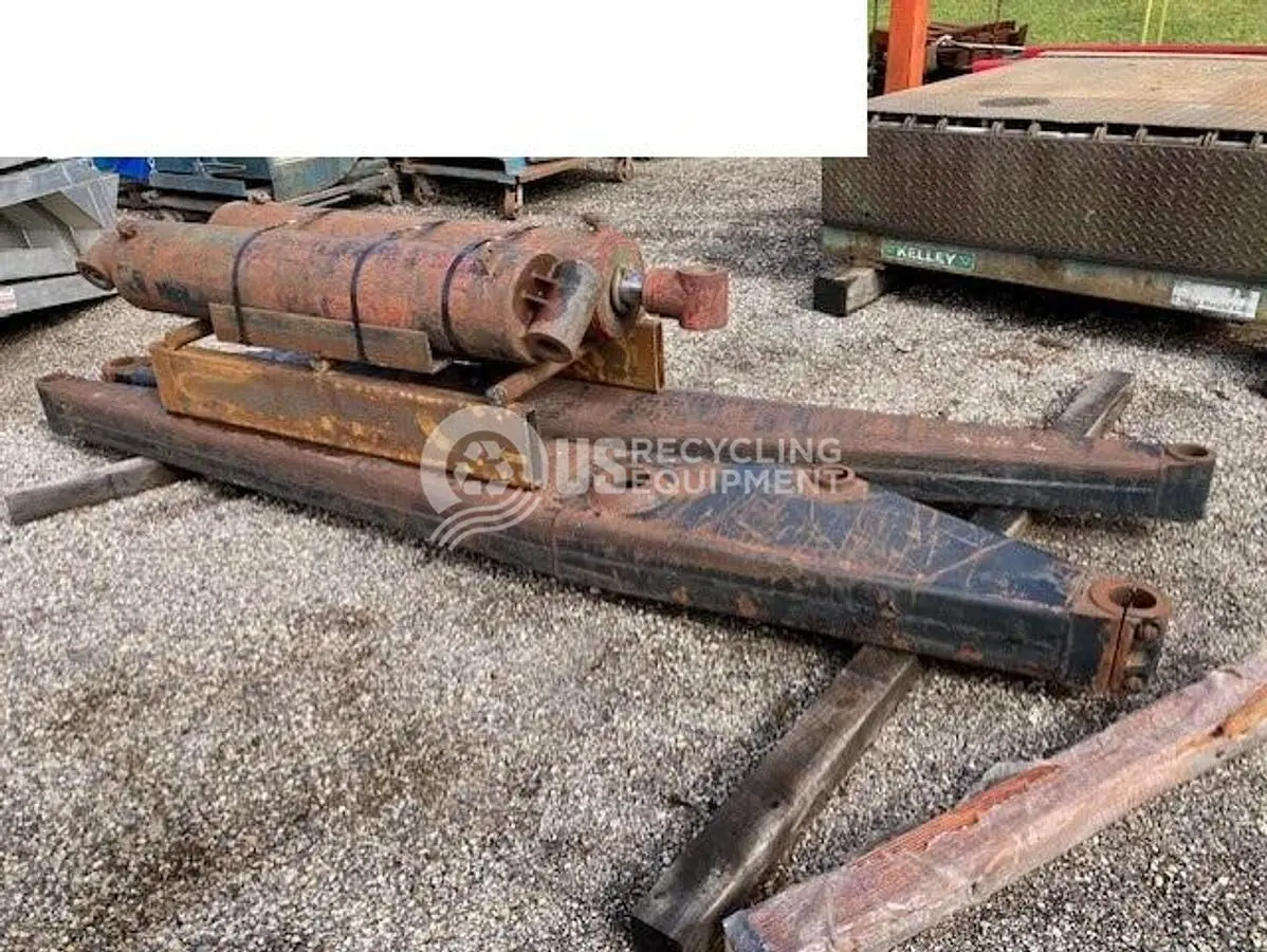 USED LUGGER LIFT ARMS & CYLINDERS