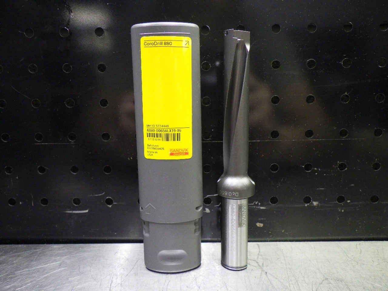 Sandvik .656" Coolant Thru Indexable Drill 3/4" Shank A880-D0656LX19-05 (LOC1219B)