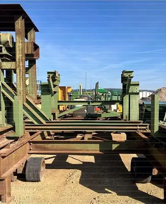 - Mobile screening plant (screen, conveyor belt, vibrating chute) with trailer
