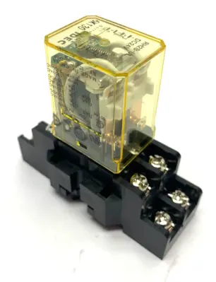USED IDEC IDEC SOCKET BASE AND RELAY