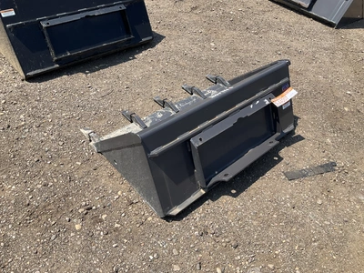 New old stock Paladin 42” bucket with teeth for a mini skid steer, welded on cutting edge, mini skid...