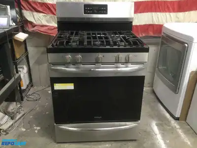 USED NEWER FRIGIDAIRE GALLERY  BLACK AND STAINLESS 5 BURNER GAS RANGE HIGH EFFICIENCY