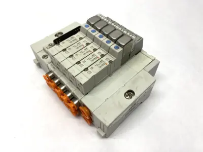USED SMC PNEUMATIC MANIFOLD ASSEMBLY 5 STATIONS 1/4" PORTS 24VDC