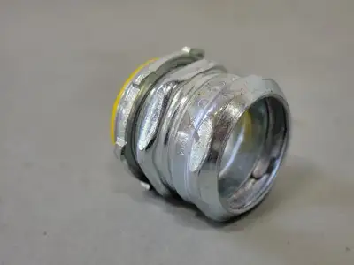 1 1/2" Insulated Conduit Straight Connector, Compression Connection for EMT